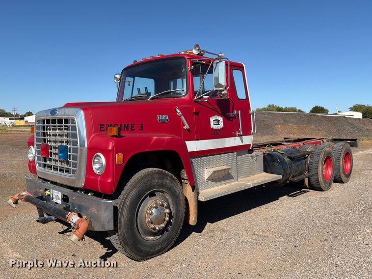 1984 Ford L8000 truck cab and chassis - EW7504
