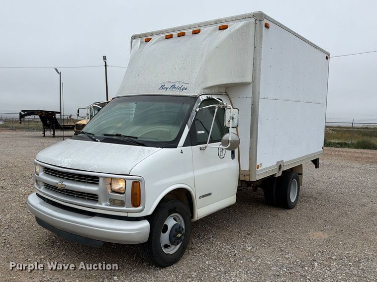 2001 Chevrolet Express 3500 box truck - FC0004