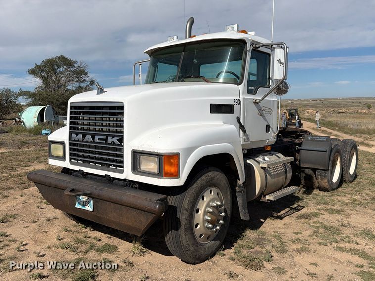 2006 Mack CHN613 semi truck - FC0044