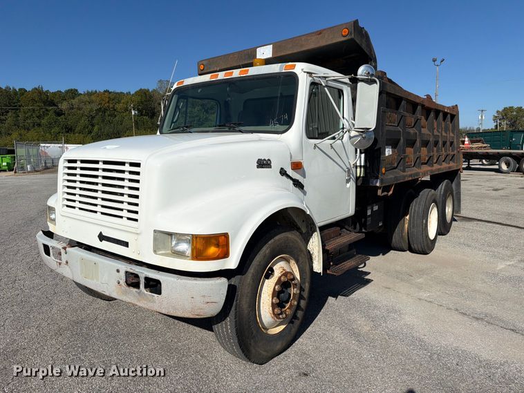 2001 International F4900 dump truck - FC3423