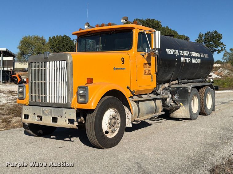 1990 International 9300 water truck - FG0840