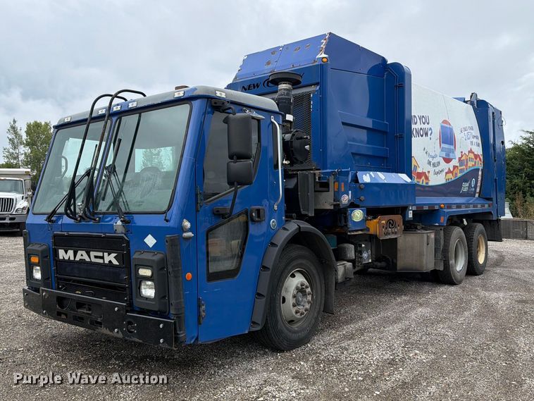 2017 Mack LR633 refuse truck - FH6263
