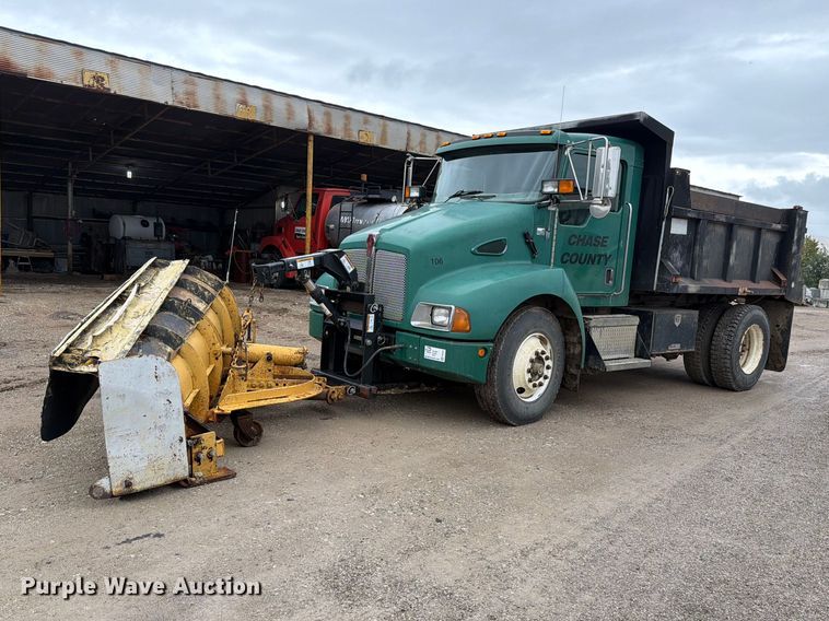 2005 Kenworth T300 dump truck - FH6467