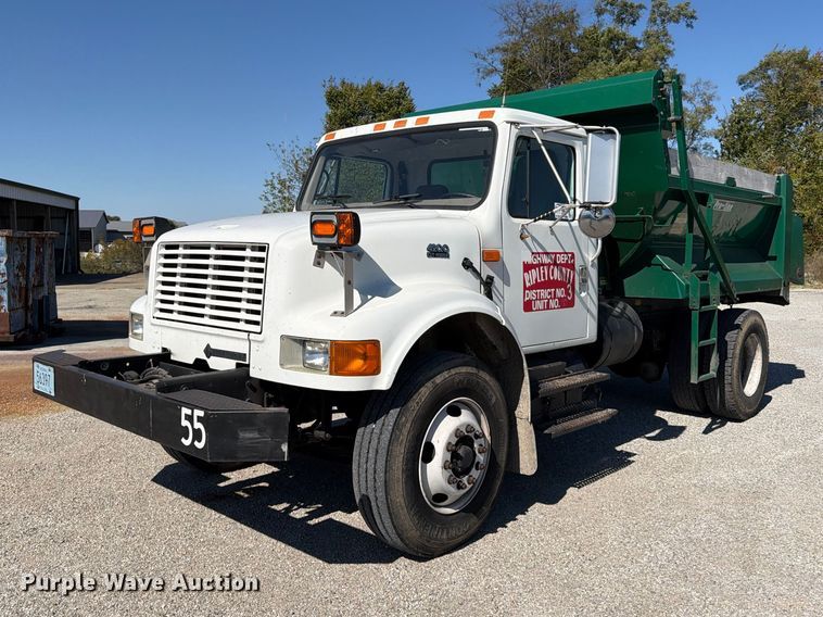 2001 International 4900 dump truck - FK2175