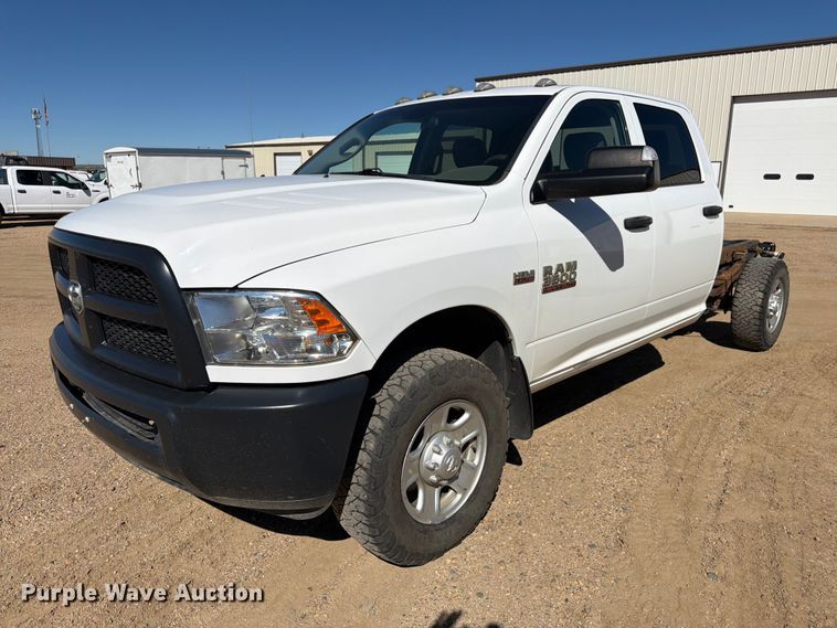 2017 RAM 3500 Crew Cab pickup truck cab and chassis - FM7717
