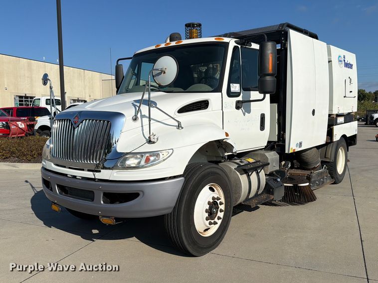 2017 International 4300 street sweeper truck - FN5914