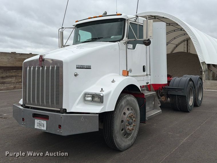 2013 Kenworth T800 semi truck - FP3151