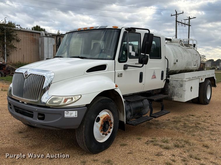 2004 International 4400 tank truck - FP3500