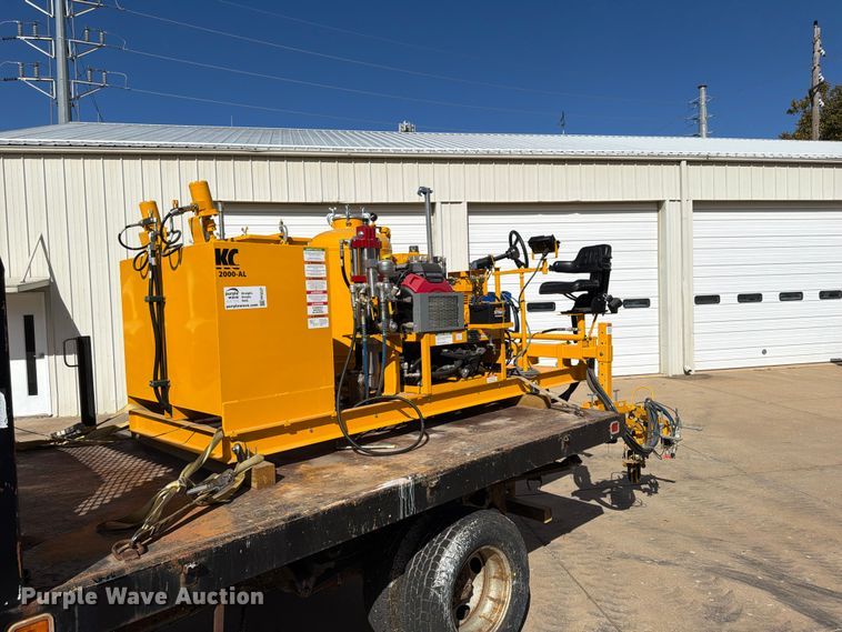 Kelly-Creswell 2000L paint striping machine - FP3537