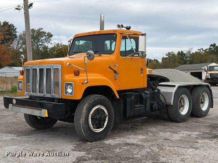 1989 International F-2575 semi truck - FT6484