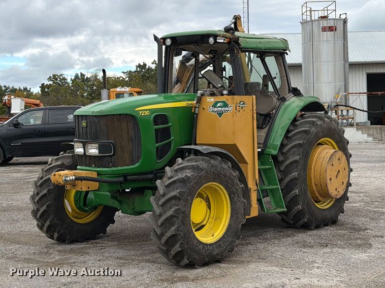 2010 John Deere 7230 MFWD tractor - FT6485