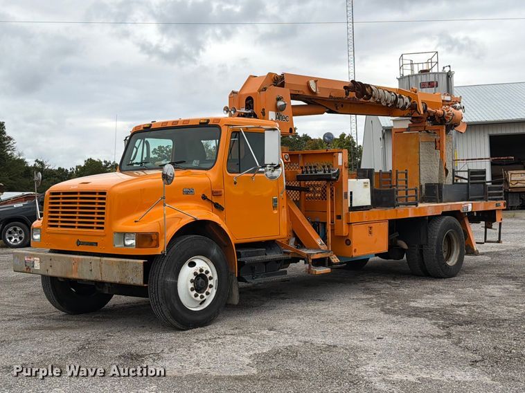 2001 International 4900 digger derrick truck - FT6487