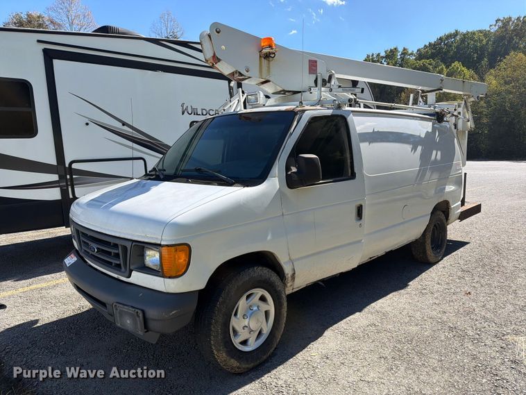 2006 Ford E350 van with bucket lift - DT2953
