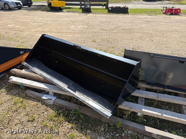 Swict USA skid steer bucket - DV2090