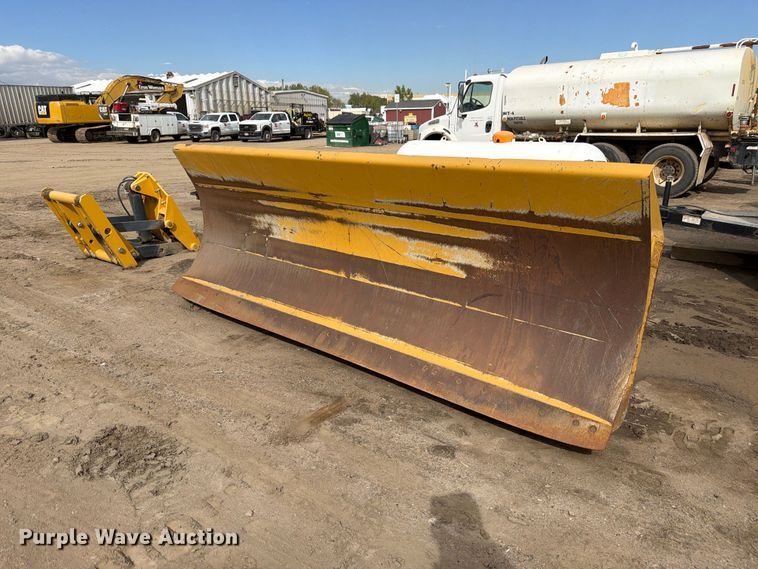 Caterpillar snow plow - EW2322