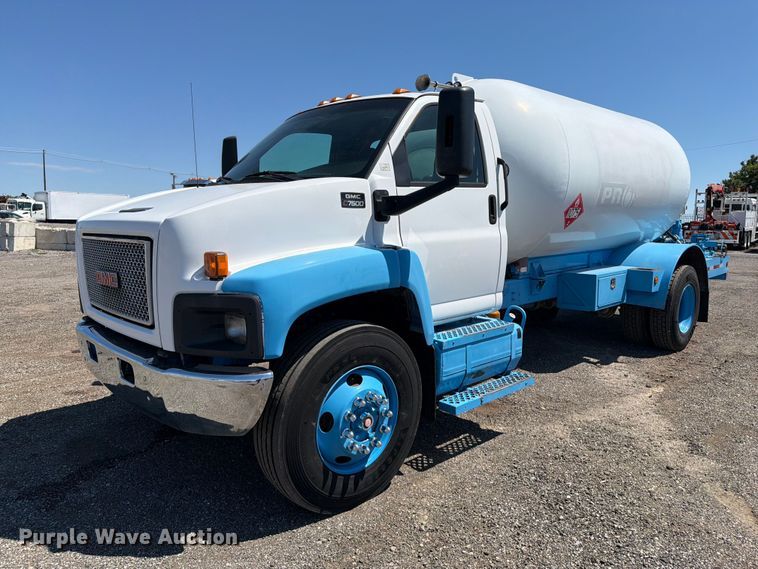 2009 GMC C7500 propane delivery truck - FB5076