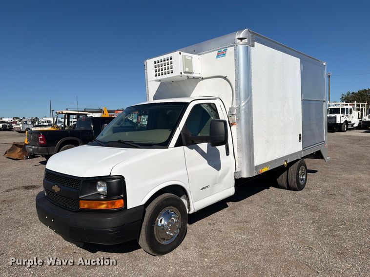 2016 Chevrolet Express 4500 refrigerated delivery truck - FW3535