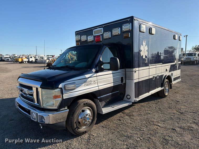 2010 Ford E450 ambulance - FW3548