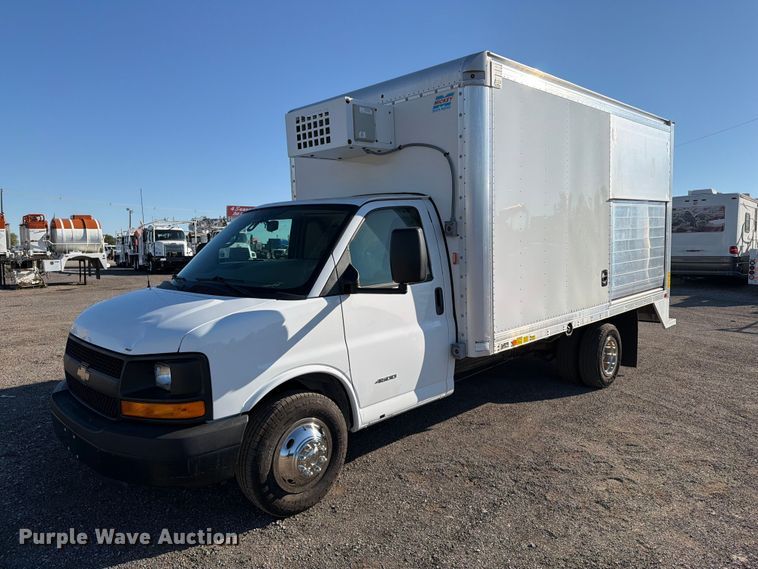 2015 Chevrolet Express 4500 box truck - FW3549