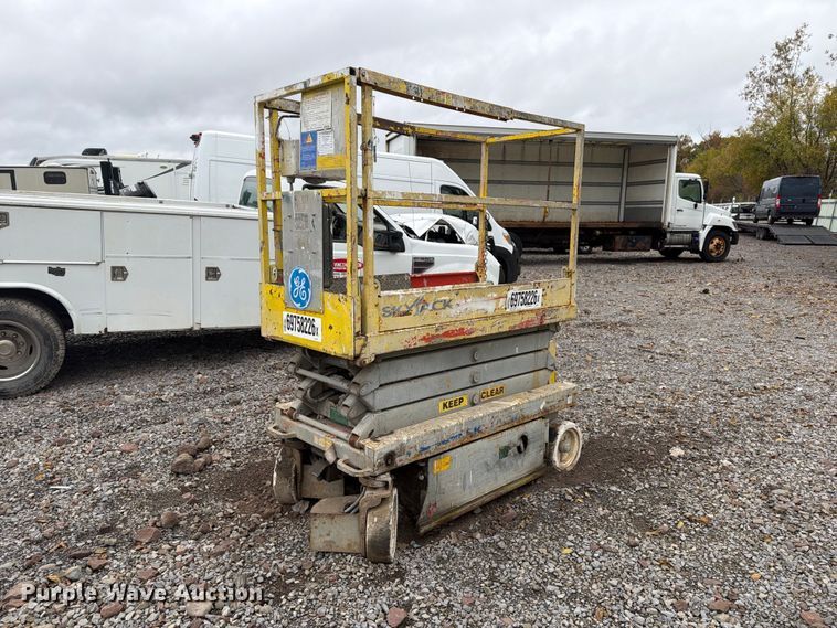 2006 SkyJack SJIII-3219 scissor lift - YA5209