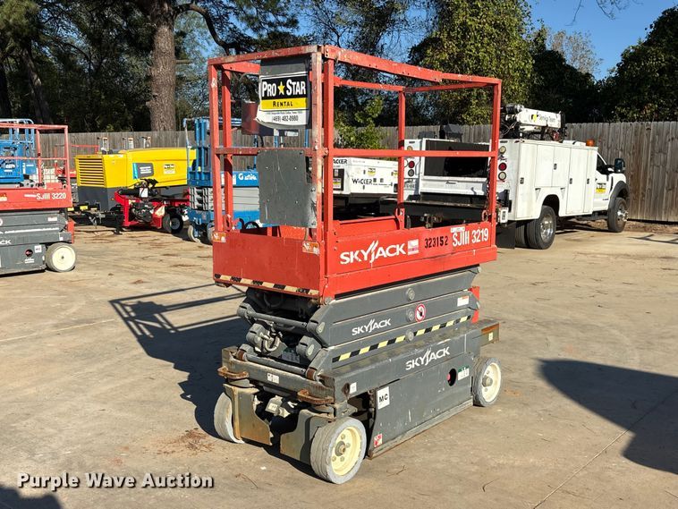 2016 Skyjack SJIII 3219 scissor lift - ES8232
