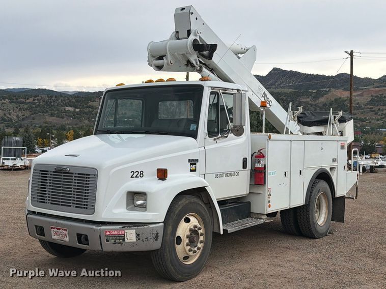 2001 Freightliner FL70 bucket truck - EW0998