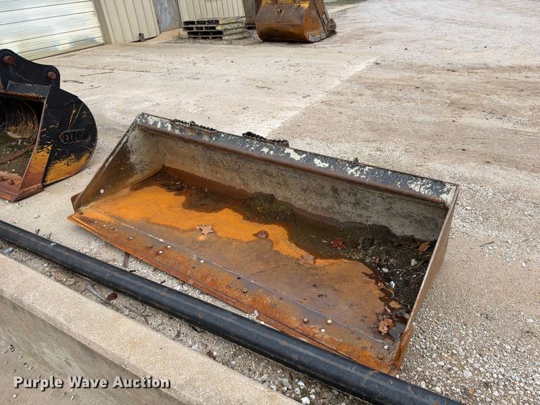 Caterpillar skid steer bucket - EX2476