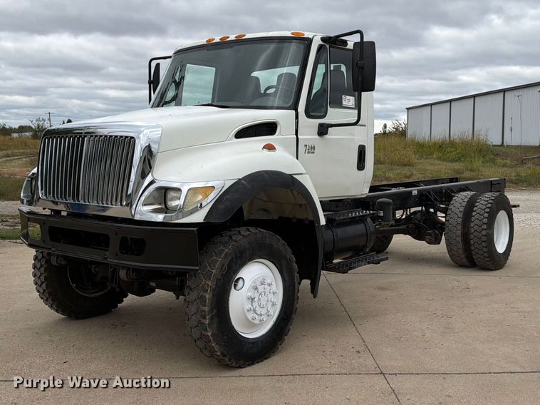 2006 International 7300 truck cab and chassis - FG0820