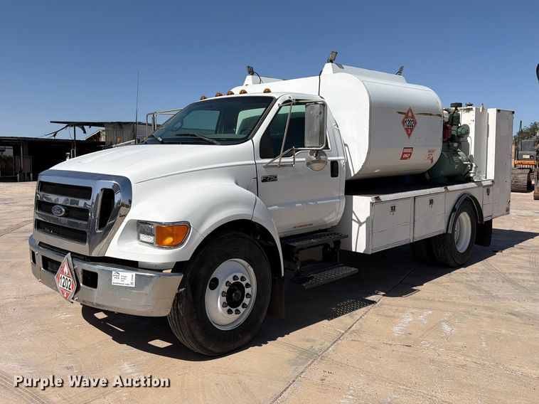 2005 Ford F750 fuel truck - FI2094