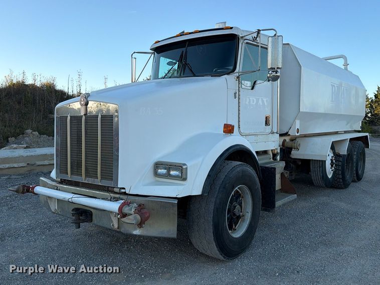 2000 Kenworth T800 water truck - FK2177