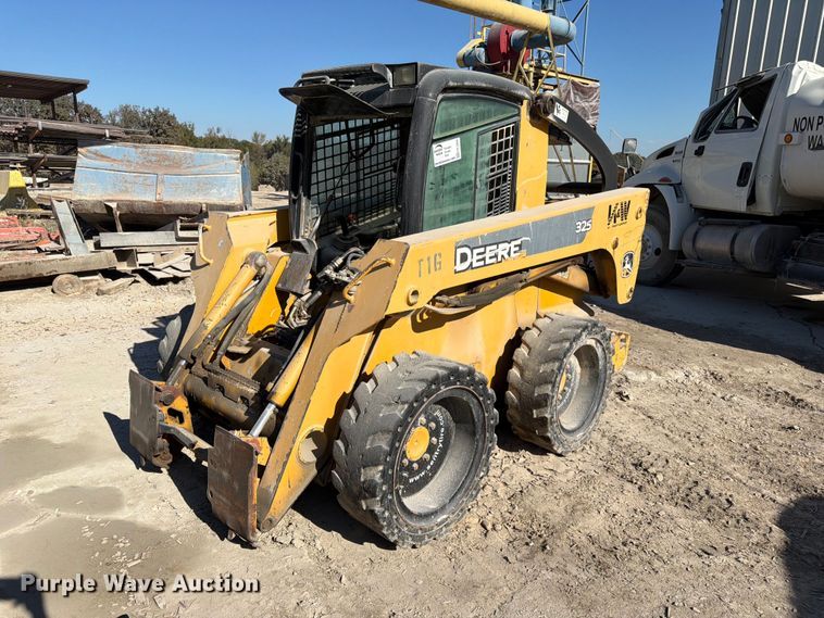 2009 John Deere 325 skid steer loader - FK3858