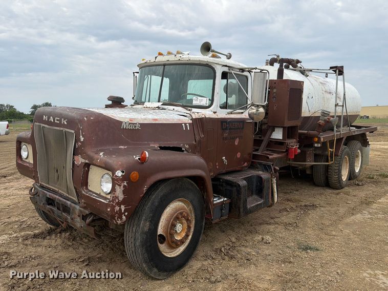 1971 Mack R685 water truck - FK5084