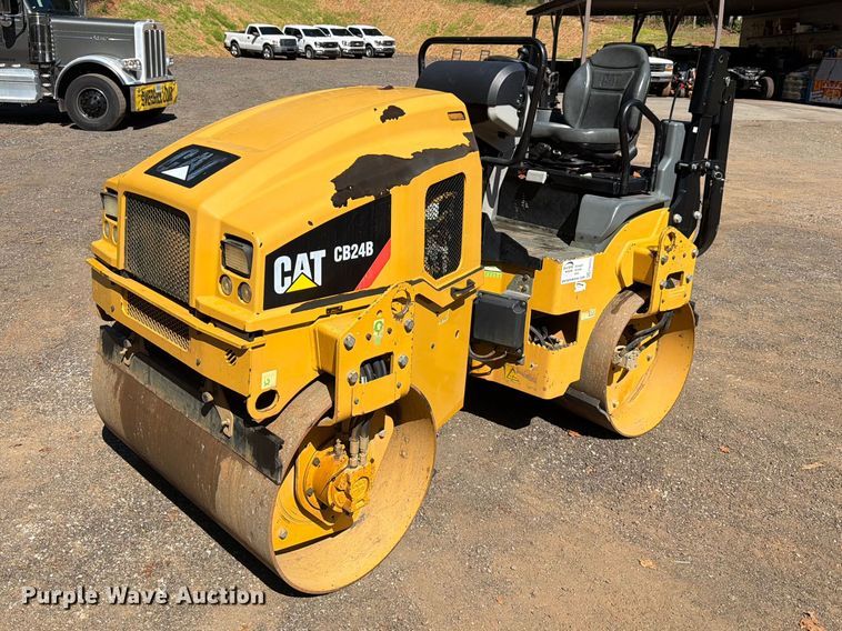 2019 Caterpillar CB-24B double drum vibratory roller - FN2072