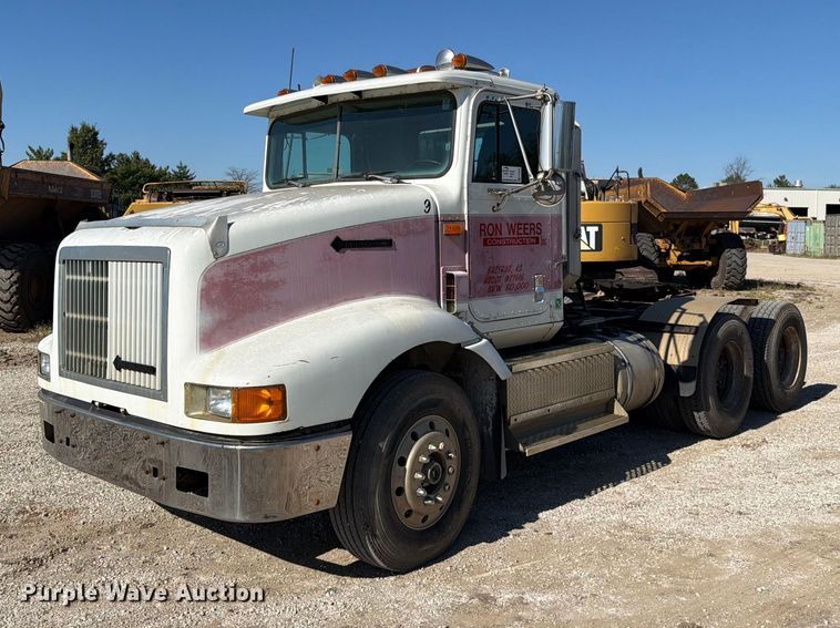 1996 International 9200 semi truck - FN5895