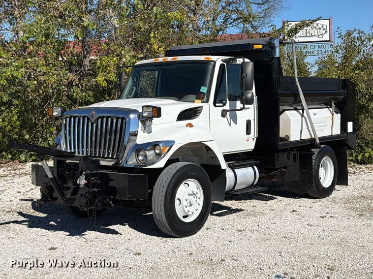 2014 International WorkStar 7400 spreader truck - FT6490