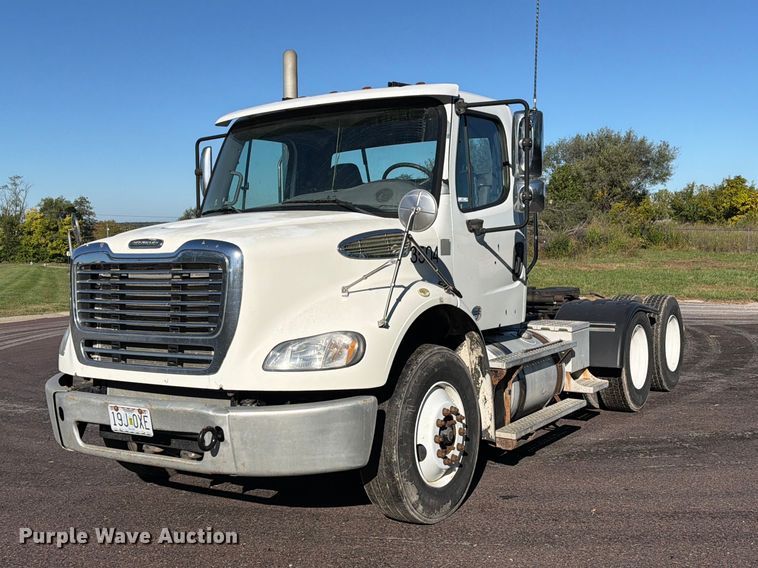 2013 Freightliner Business Class M2 semi truck - DZ4857