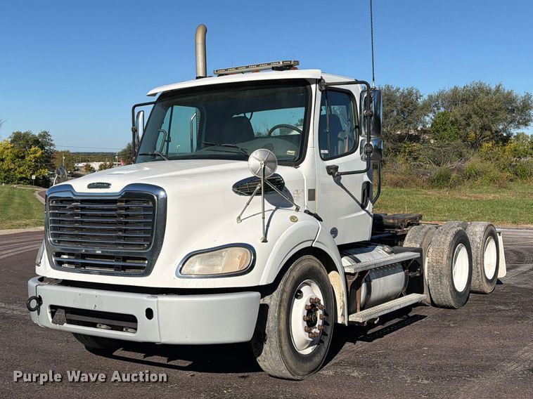 2015 Freightliner Business Class M2 semi truck - DZ4862