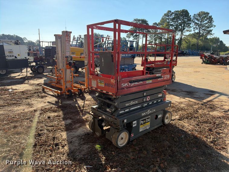 2018 Skyjack SJIII-3219 scissor lift - ES8225