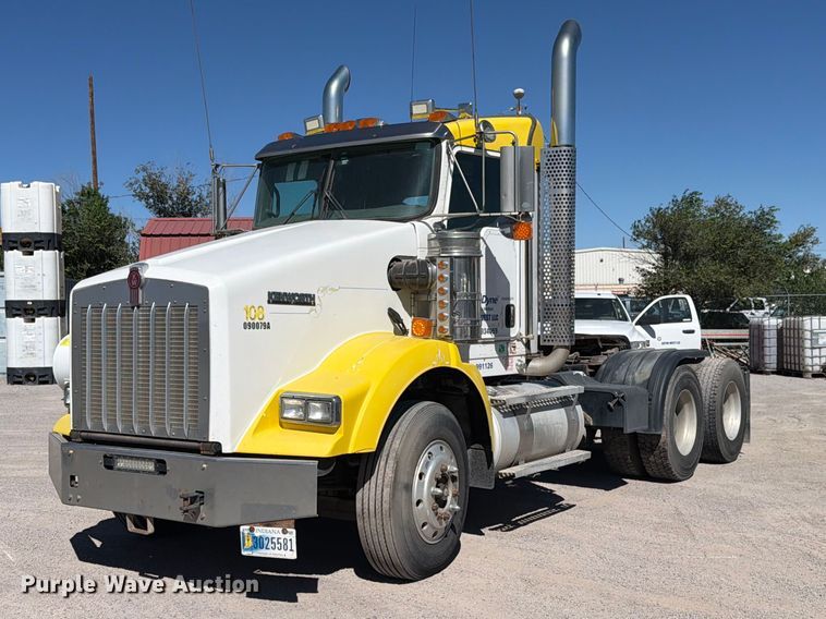 2009 Kenworth T800 semi truck - EW1175