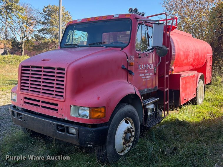1991 International 8100 fuel truck - FK2220