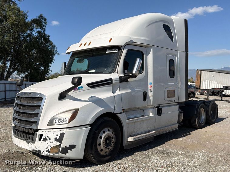 2020 Freightliner Cascadia 126 semi truck - YA3014