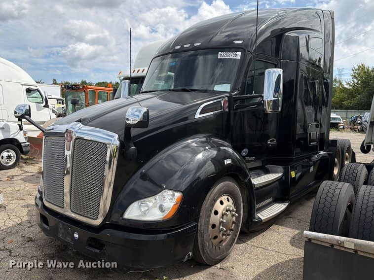 2020 Kenworth T680 semi truck - YA4341